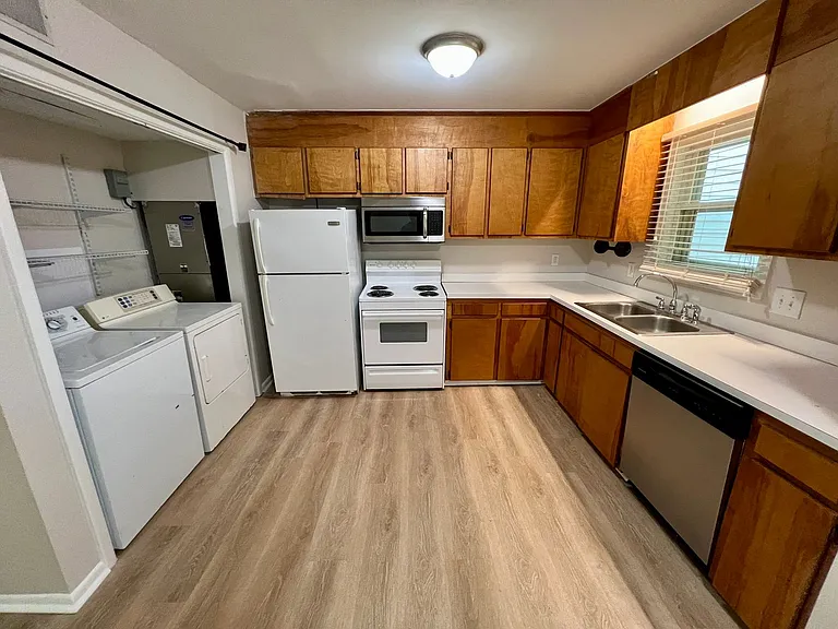 605 Picadilly Sq — Photo 7