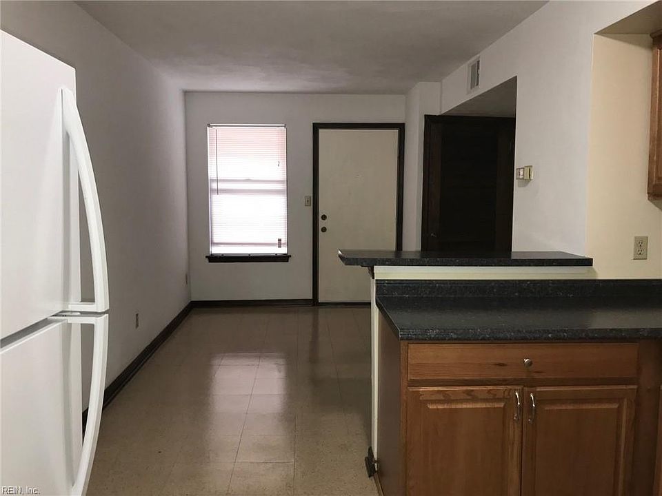1st image of 1049 W 49th St #415