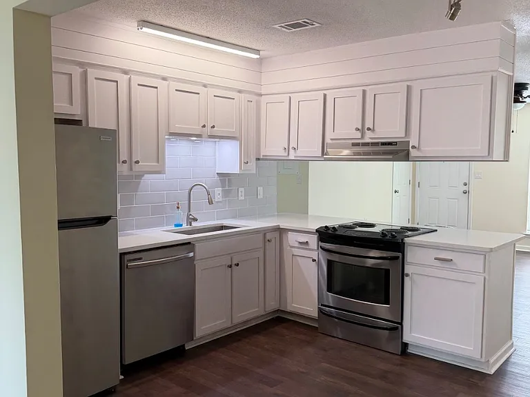 653 Carnathan Ct — Photo 5