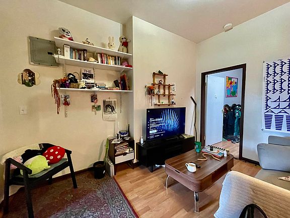 5th image of 254 Irving Ave APT 3L