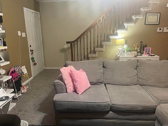 3rd image of 18 Woodbriar Dr