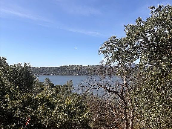 11885 Lakeview looks at lake