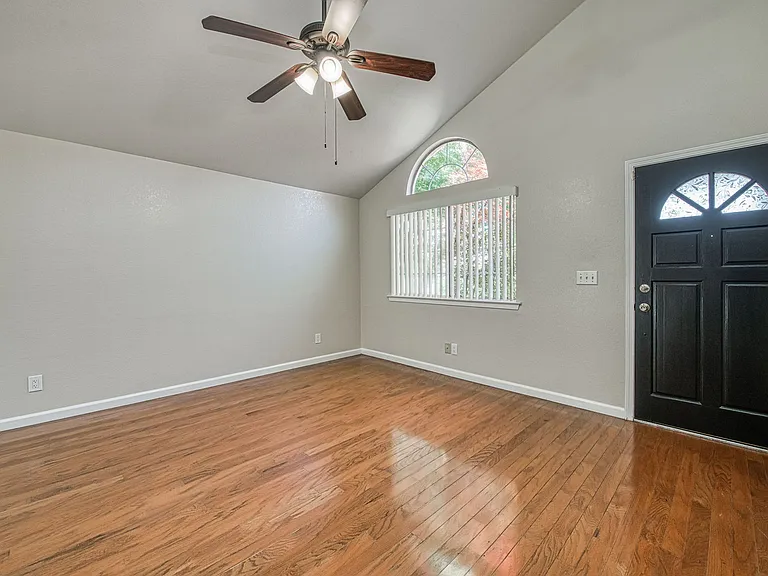 6053 N Mitre Ave — Photo 4