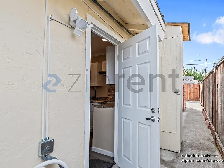 1935 Kinross Way #C — Photo 4