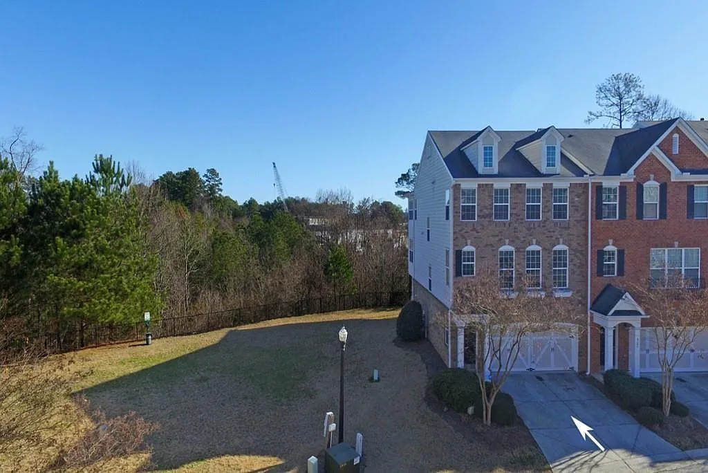3 bed, 3.5 bath, 2798 sqft, $2,800 — Photo 2