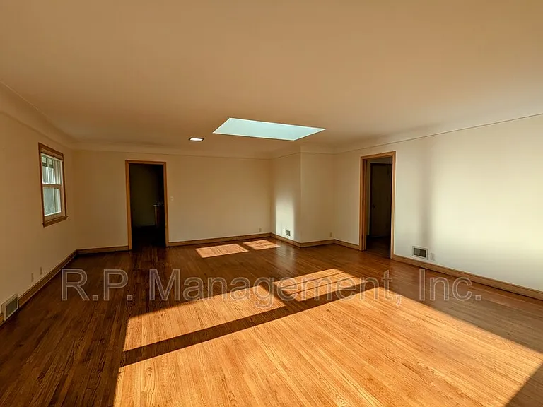 2111 Irving Ave S — Photo 2