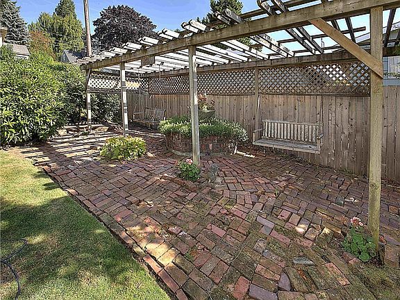 5th image of 2110 Willow Ln W
