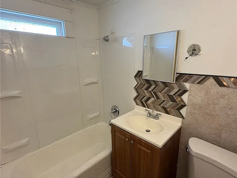 189 Westminster Ave — Photo 16