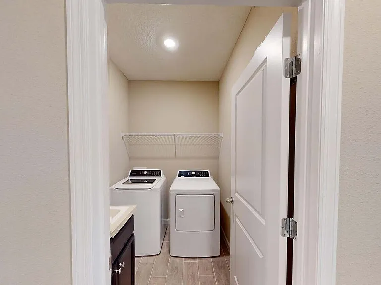 3965 Cloverdale Ct — Photo 2