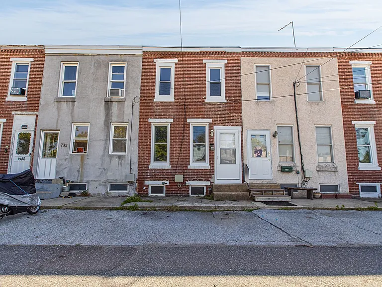 733 Center St — Photo 2