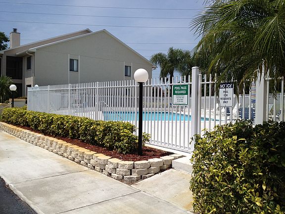 3rd image of 2067 Hunters Glen Dr #326