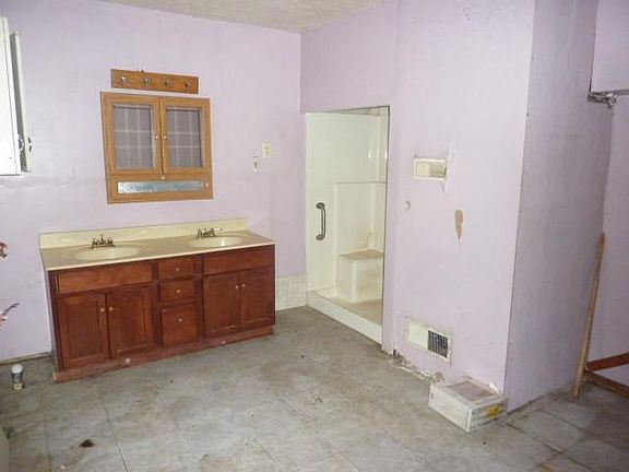 4th image of 700 Whitely St
