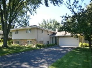 3313 Country Wood Dr, Burnsville, MN 55337