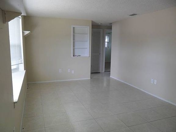 Living Room (R.)