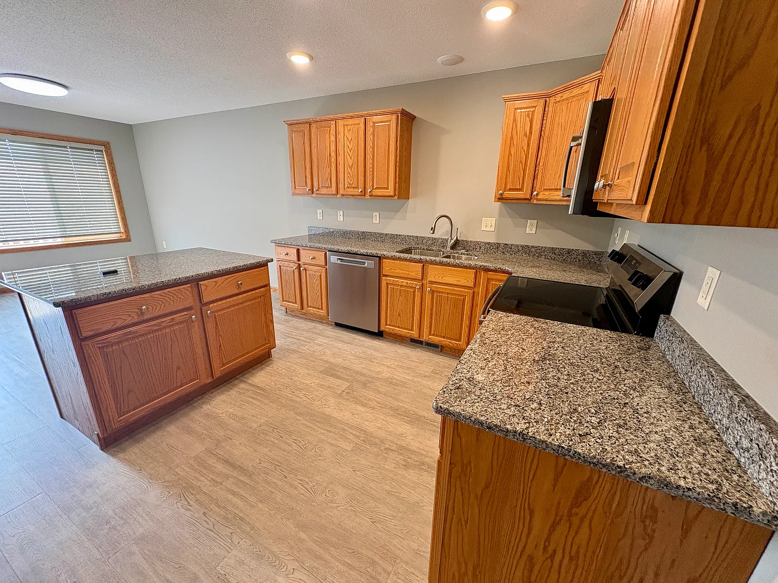 3 bed, 1700 sqft, $2,200 — Photo 2