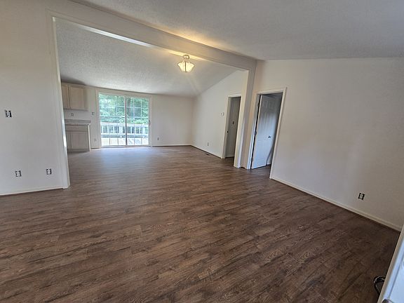 3rd image of 3041 Travellers Rd