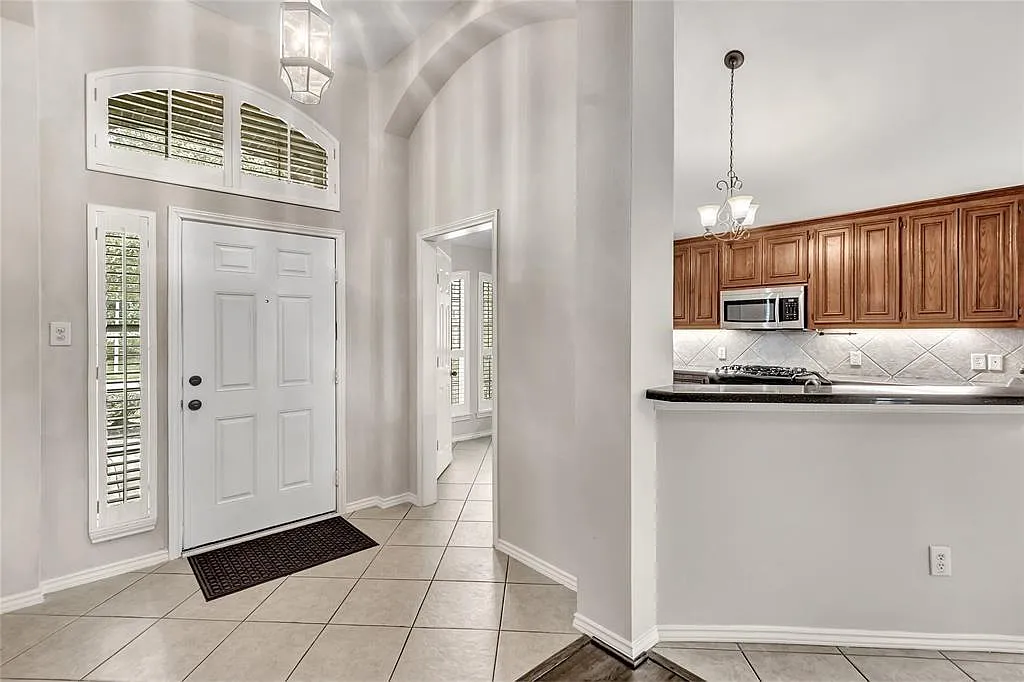 3 bed, 2.0 bath, 1808 sqft, $2,300 — Photo 3