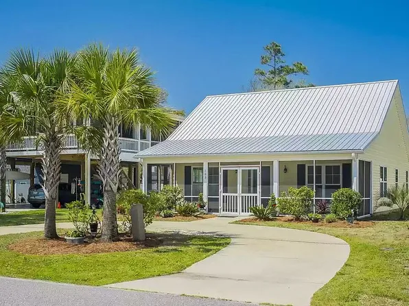 103 NW 5th St, Oak Island, NC 28465