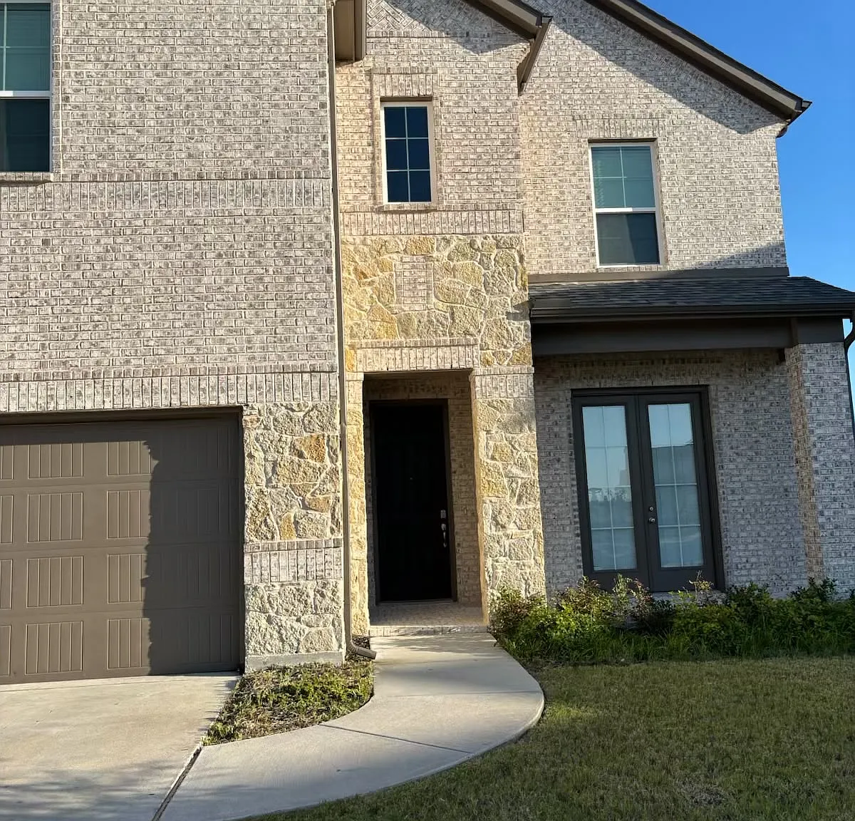 4 bed, 2800 sqft, $2,800 — Photo 2