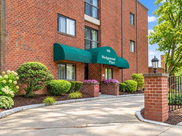 666 Main St APT 208, Winchester, MA 01890
