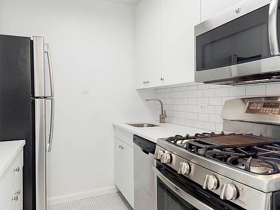 5th image of 245 E 44th St APT 15c