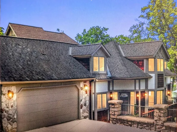 1739 Ridge Rd, White Lake, MI 48383