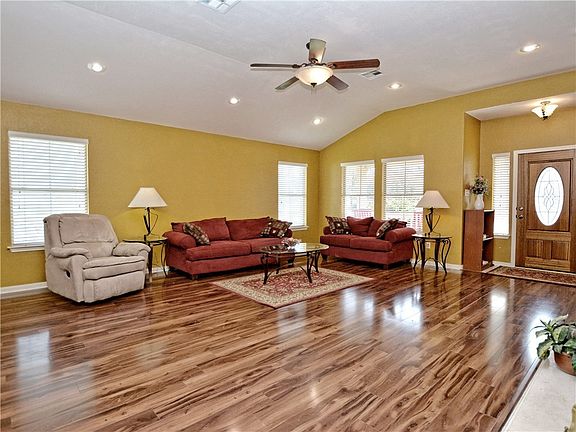 4th image of 1602 Hill Country Dr