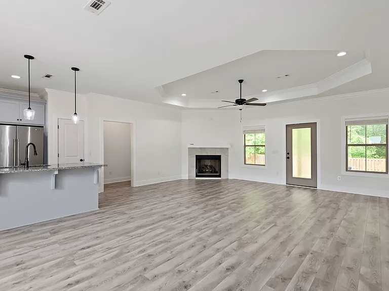 208 Savannah Dr — Photo 4