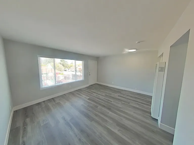 401 E Poplar Avenue — Photo 3