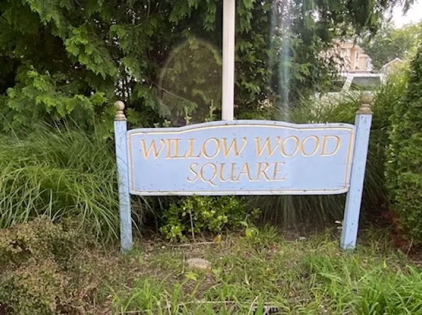 16 Willow Wood Sq, East Rutherford Boro, NJ 07073