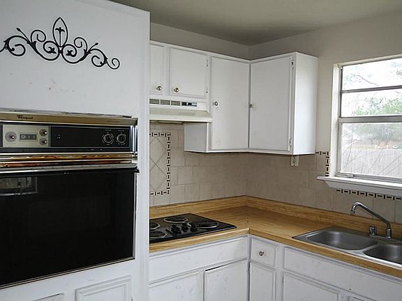 Nice sized window over the sink in kitchen.