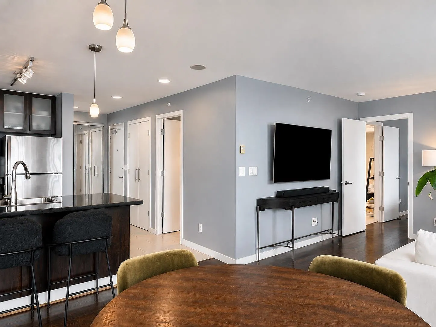 2 bed, 1219 sqft, $5,700 — Photo 4