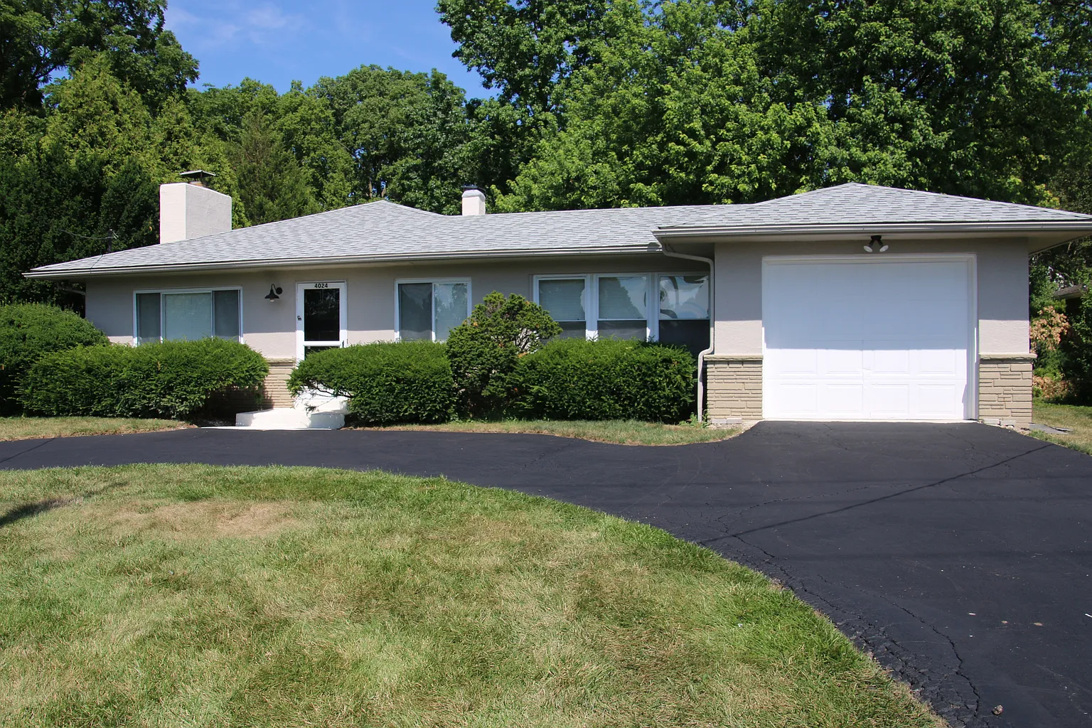 4024 Riverside Dr photo 1