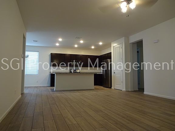 3rd image of 2009 N Thunderbird Ave