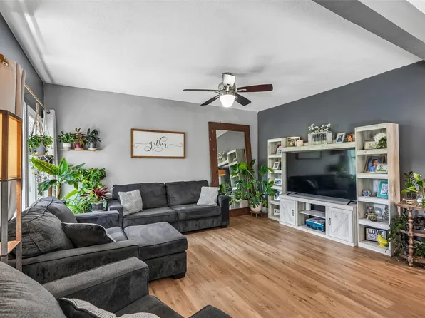 939 1st St N, Newton, IA 50208