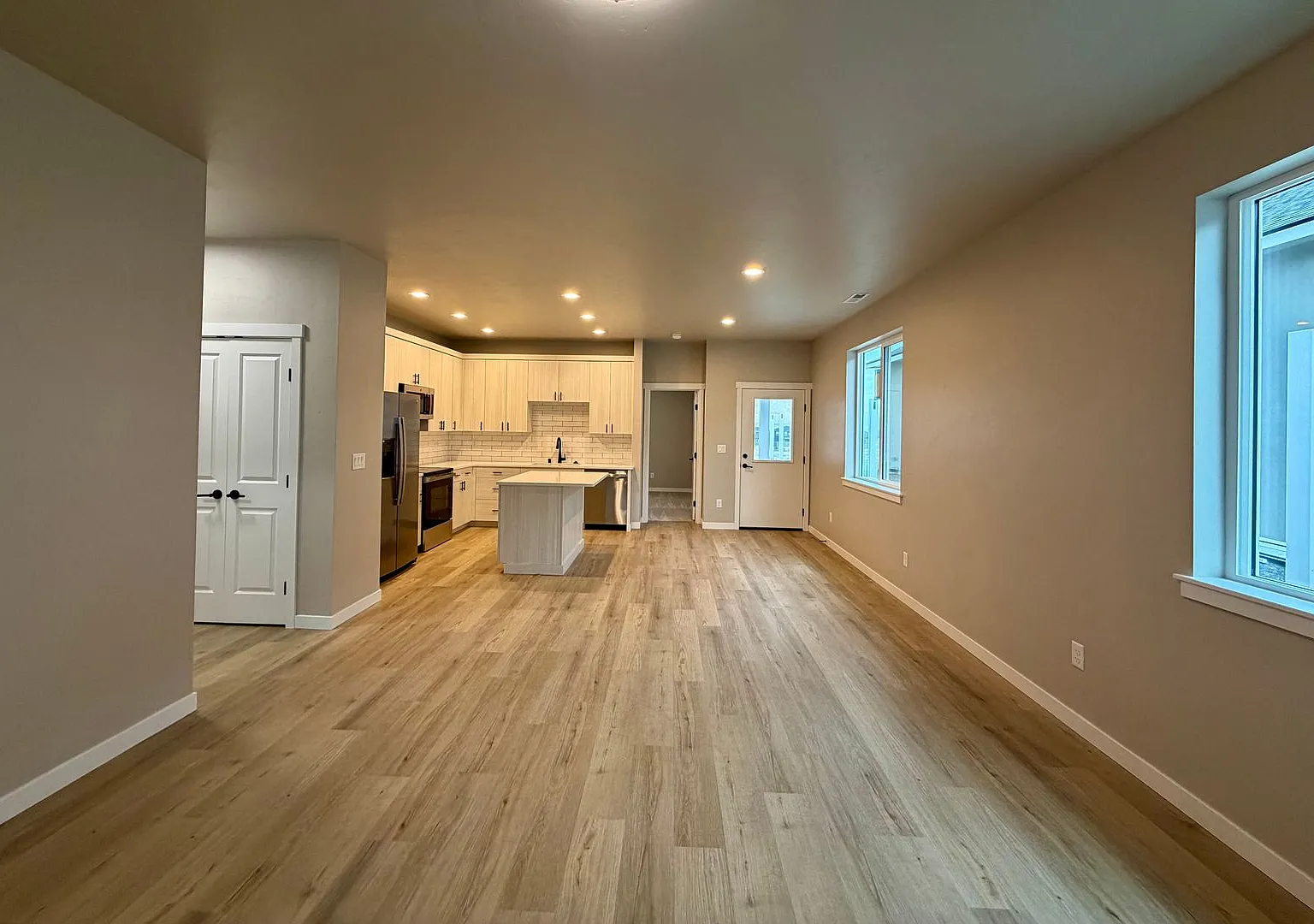 Gorgeous, Brand New 3 bed, 2 ba- South Orchard Location! — Photo 4