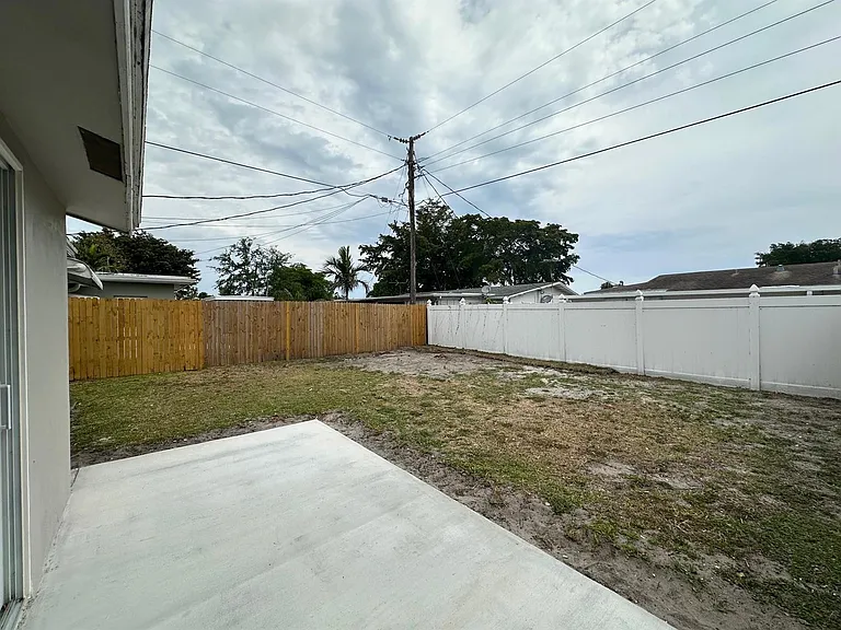 1404 SE 3rd Ter — Photo 17