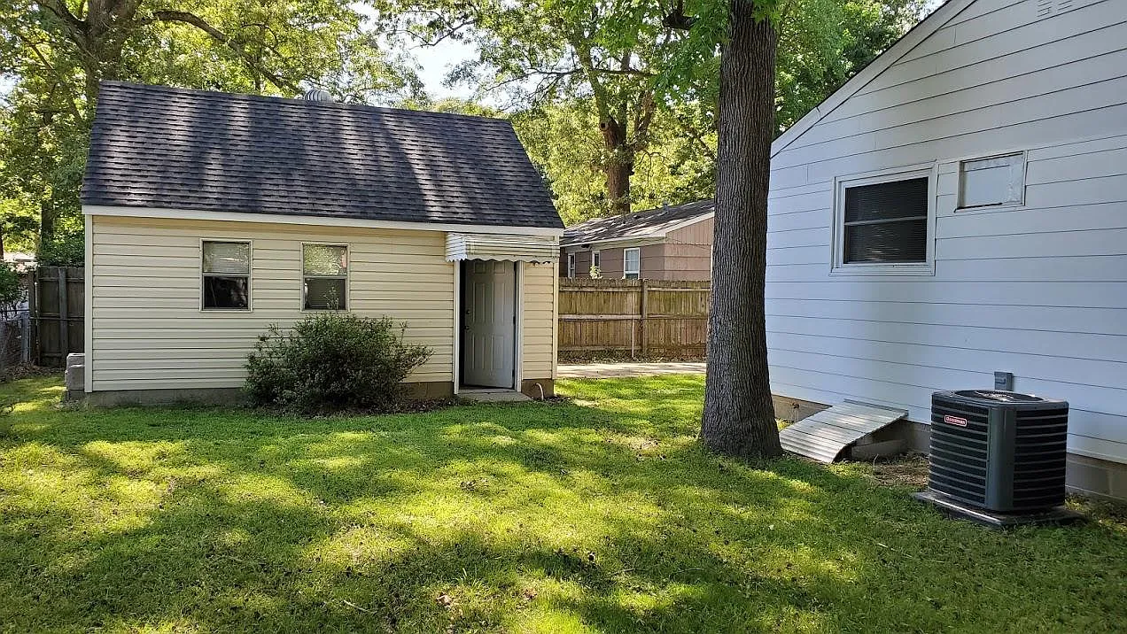 3 bed, 1.5 bath, 1300 sqft, $2,100 — Photo 4