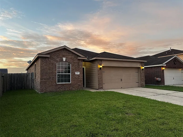 1819 Opal Peach Dr — Photo 1