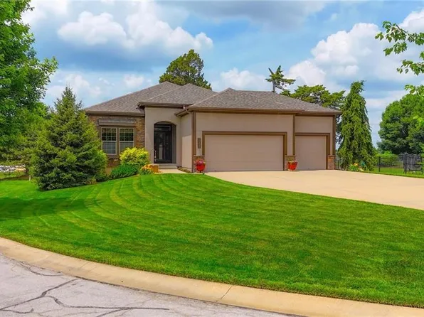 10830 S Deer Run St, Olathe, KS 66061