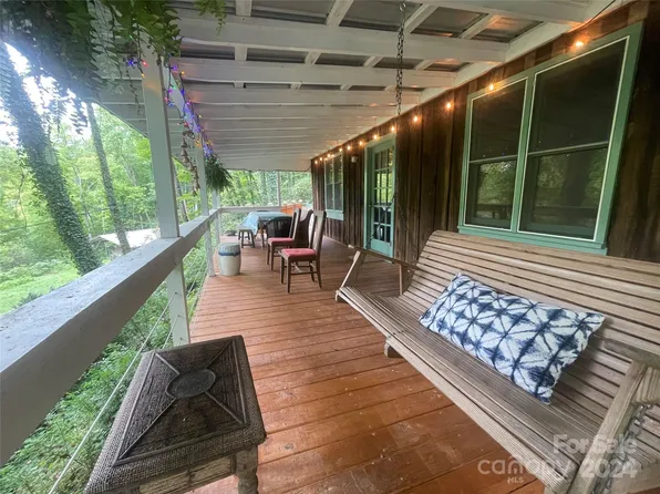 945 E Silvermine Rd, Bryson City, NC 28713