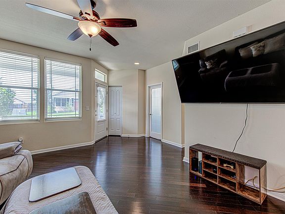 5th image of 318 Newberry Trl