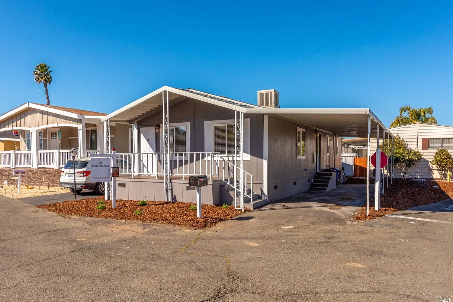 300 Robert Way photo 1