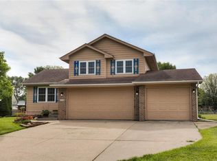 300 SW Hickory Gln, Grimes, IA 50111