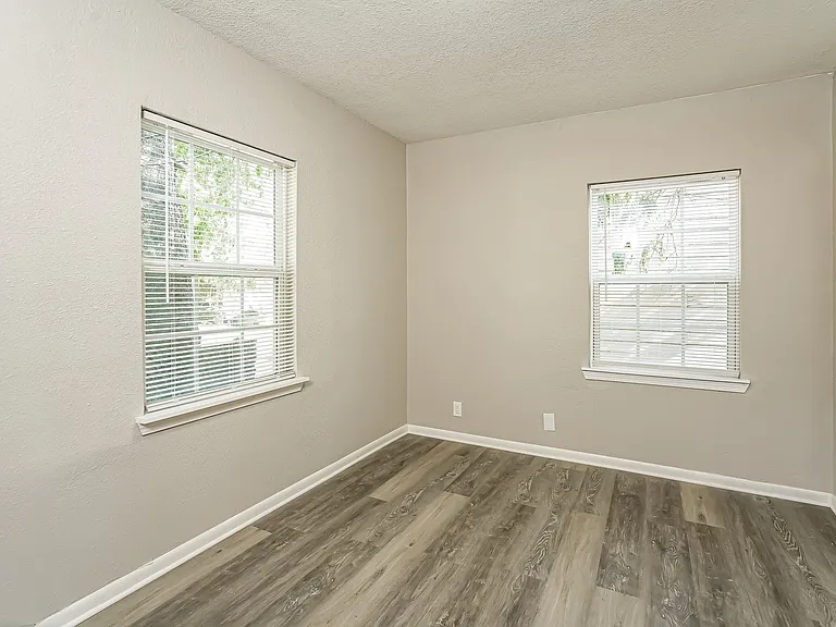 1583682_013_bedroom_12870175.jpg