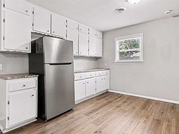 5th image of 3320 Meadowbrook Dr