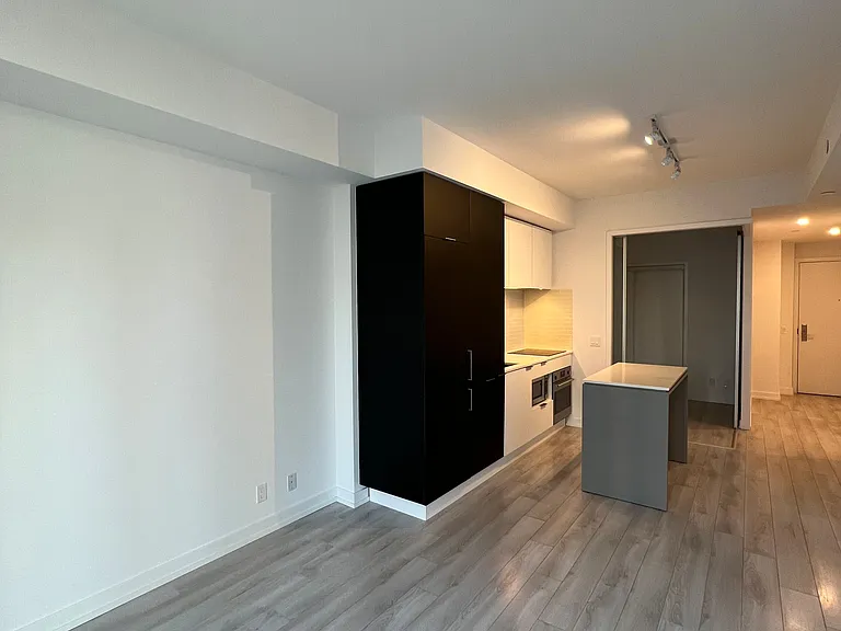 33 Helendale Ave #1407 — Photo 11