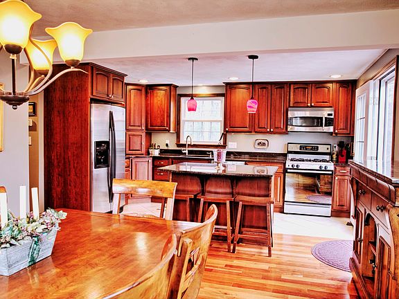 2nd image of 6 Lincoln Dr