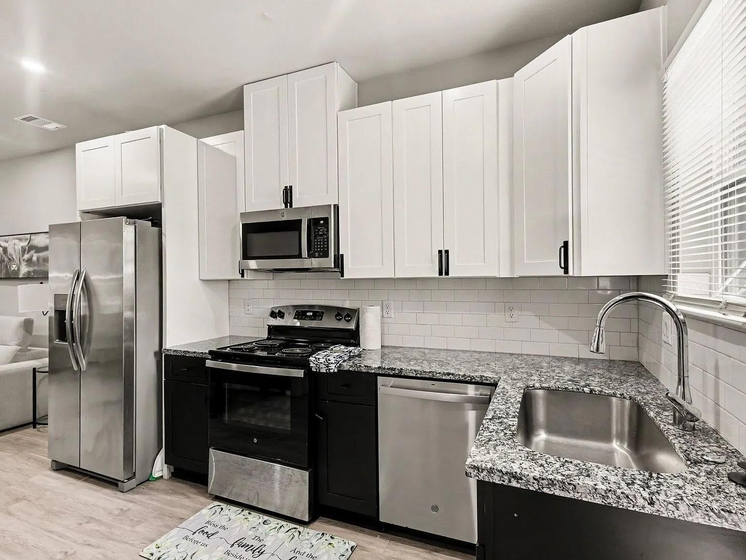 3 bed, 3.0 bath, 1092 sqft, $1,700 — Photo 2