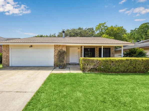 229 E Forest Ave, Shoreacres, TX 77571
